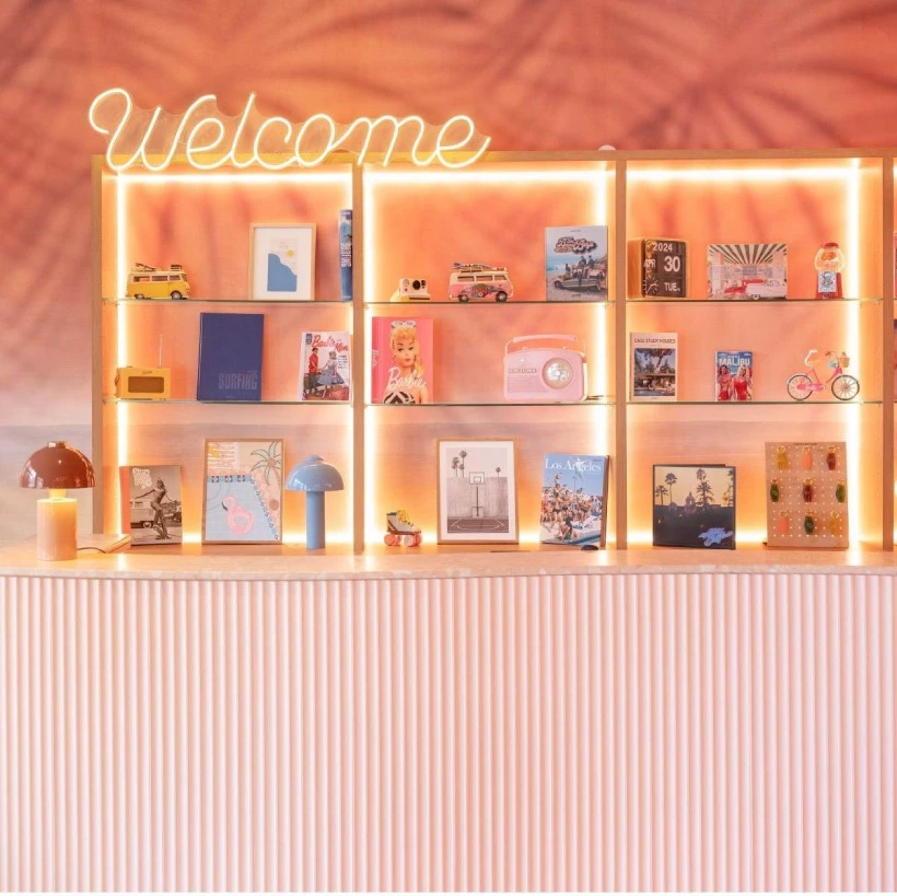 Comptoir d’accueil du Nice Pam Hotel à Nice avec décoration vintage et enseigne lumineuse “Welcome”