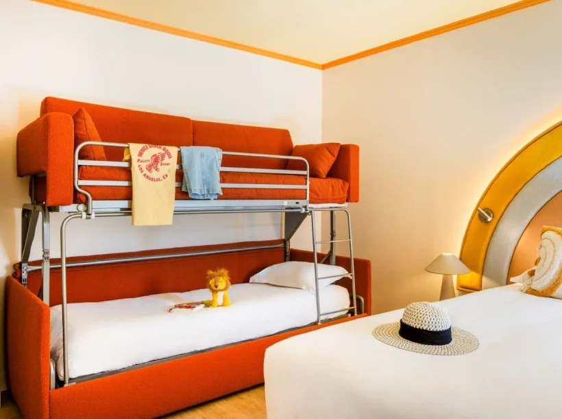 Chambre familiale du Nice Pam Hotel à Nice avec lits superposés pour enfants et décoration rétro colorée