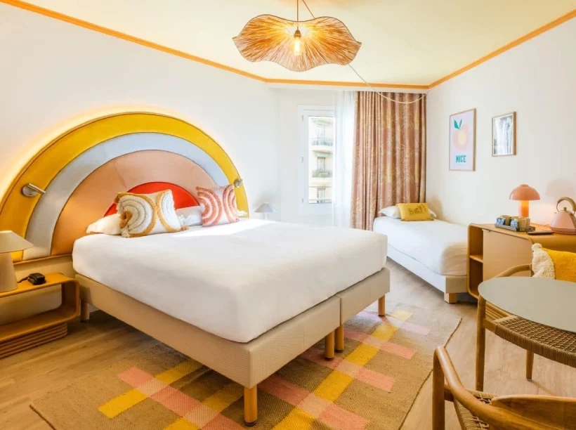 Chambre familiale du Nice Pam Hotel à Nice, spacieuse et lumineuse avec décoration rétro et tons pastel