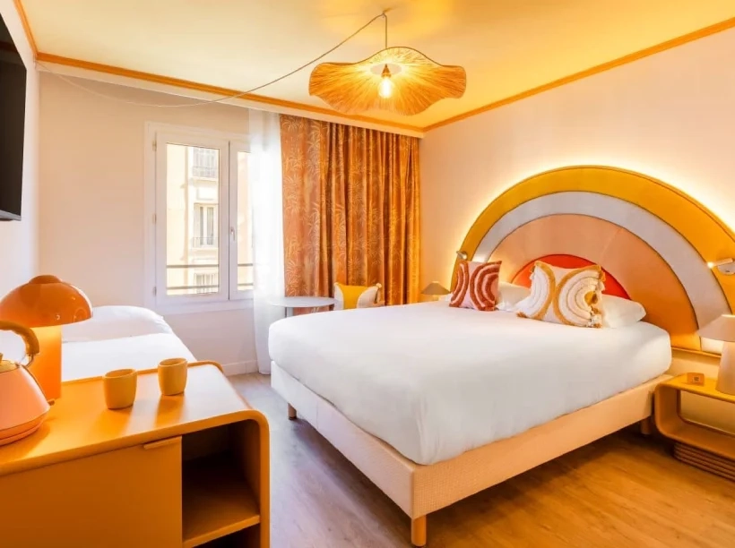 Chambre triple du Nice Pam Hotel à Nice avec décoration rétro et tons chaleureux