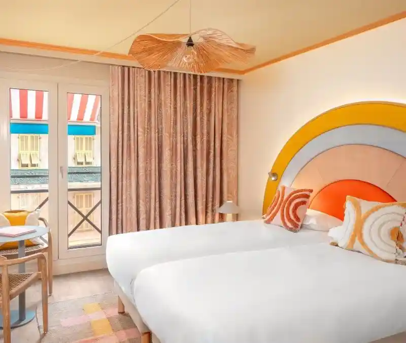 Chambre double lumineuse du Nice Pam Hotel à Nice avec décoration rétro et balcon