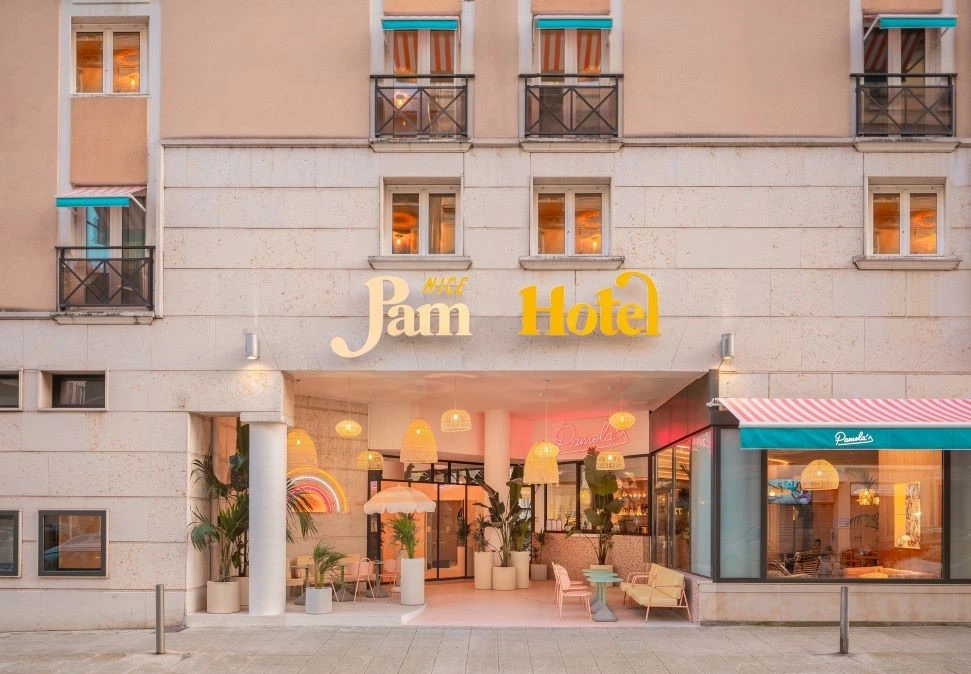 Façade du Nice Pam Hotel à Nice avec enseigne jaune et entrée design au style californien