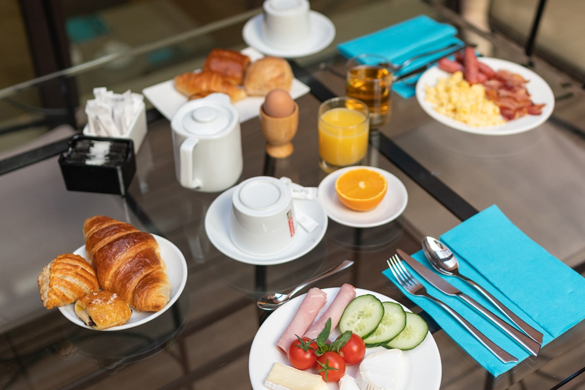 petit-dejeuner-hotel-port-lympia-01-min
