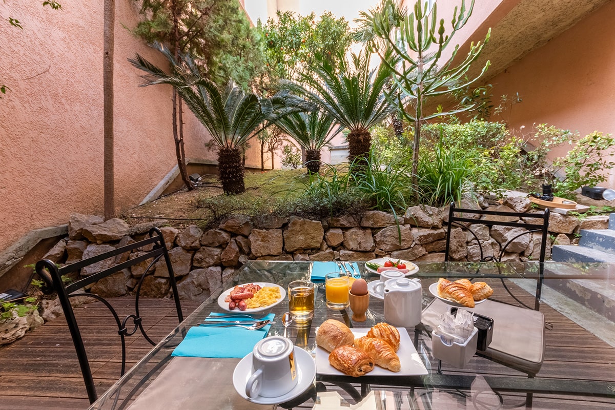 Petit-déjeuner - Hôtel Port Lympia