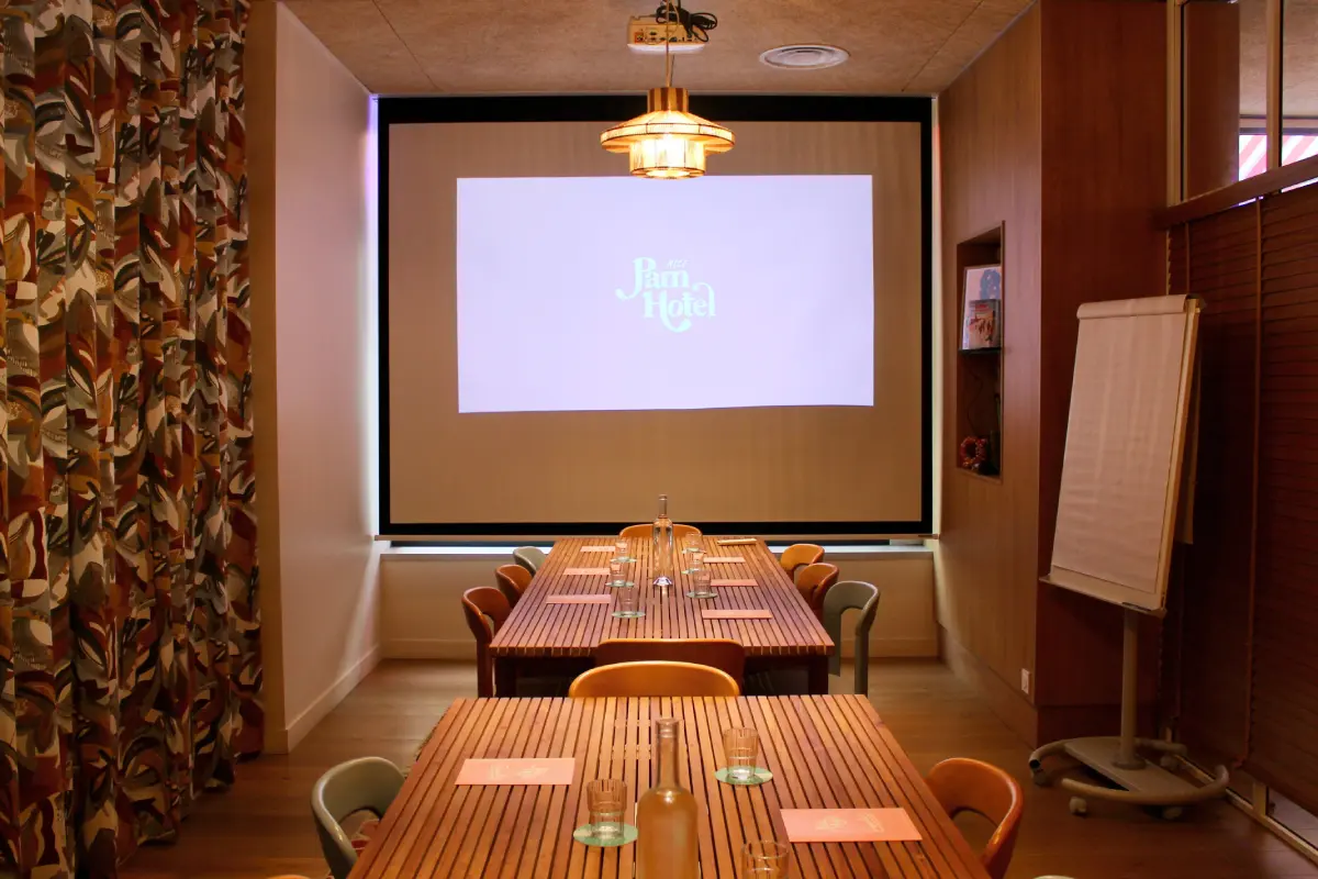 Salle équipée pour séminaire professionnel à Nice (1)