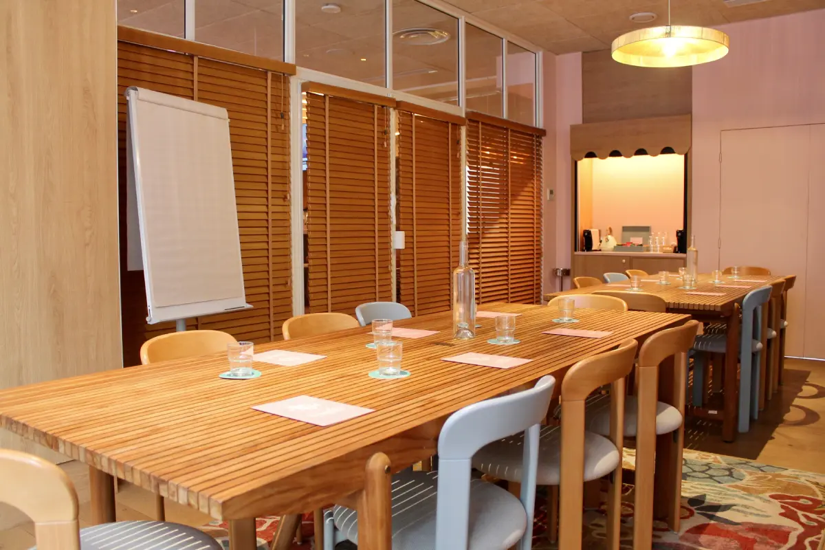 Salle équipée pour séminaire professionnel à Nice